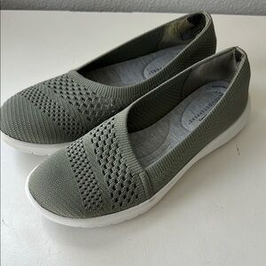 Cloudsteppers by Clarks Sage Green and White Flats